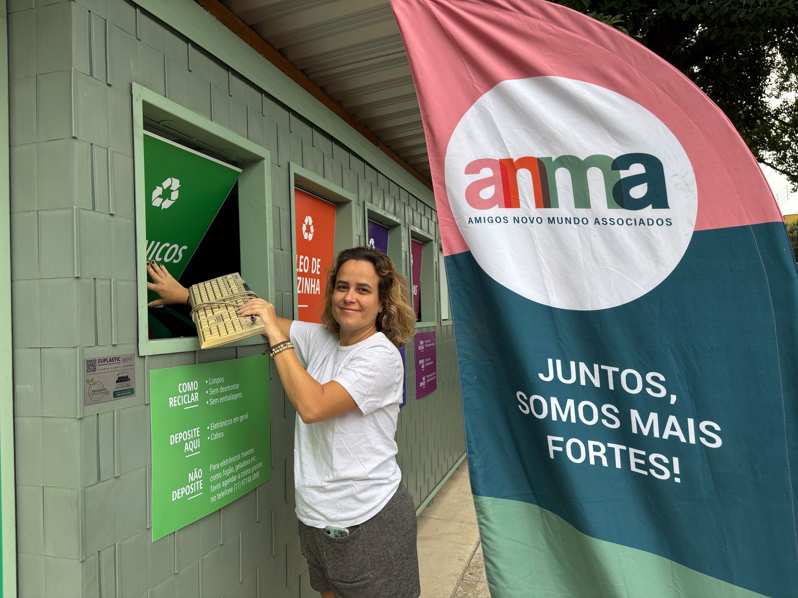 Bandeira da ANMA no dia da inauguração do ponto de entrega de recicláveis