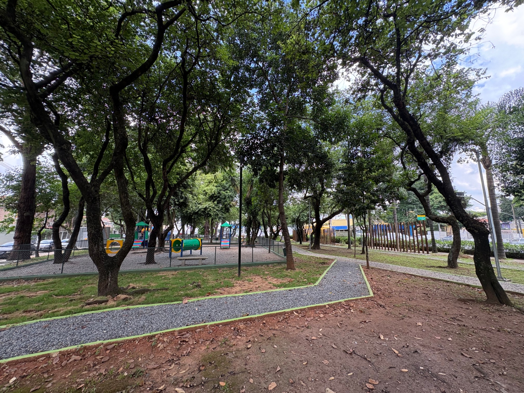 Fotos da Praça David Nasser: pump track, playground, cachorródromo, mesas de jogos, academia ao ar livre e caminhos arborizados