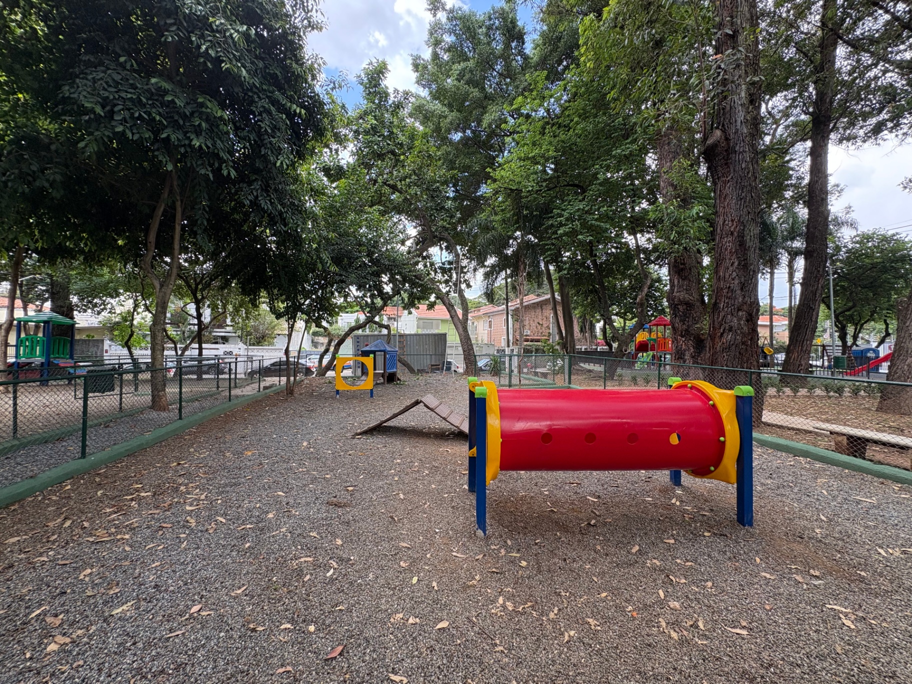 Fotos da Praça David Nasser: pump track, playground, cachorródromo, mesas de jogos, academia ao ar livre e caminhos arborizados