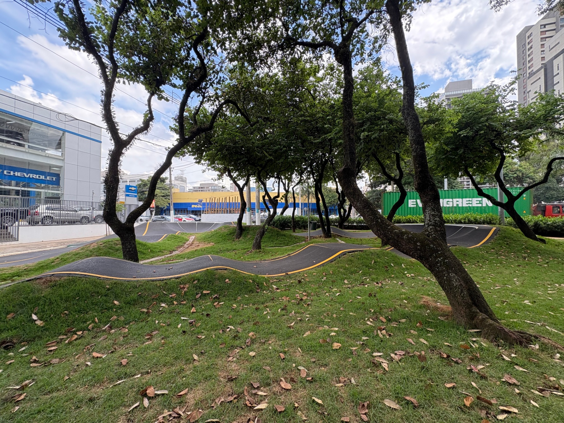 Fotos da Praça David Nasser: pump track, playground, cachorródromo, mesas de jogos, academia ao ar livre e caminhos arborizados