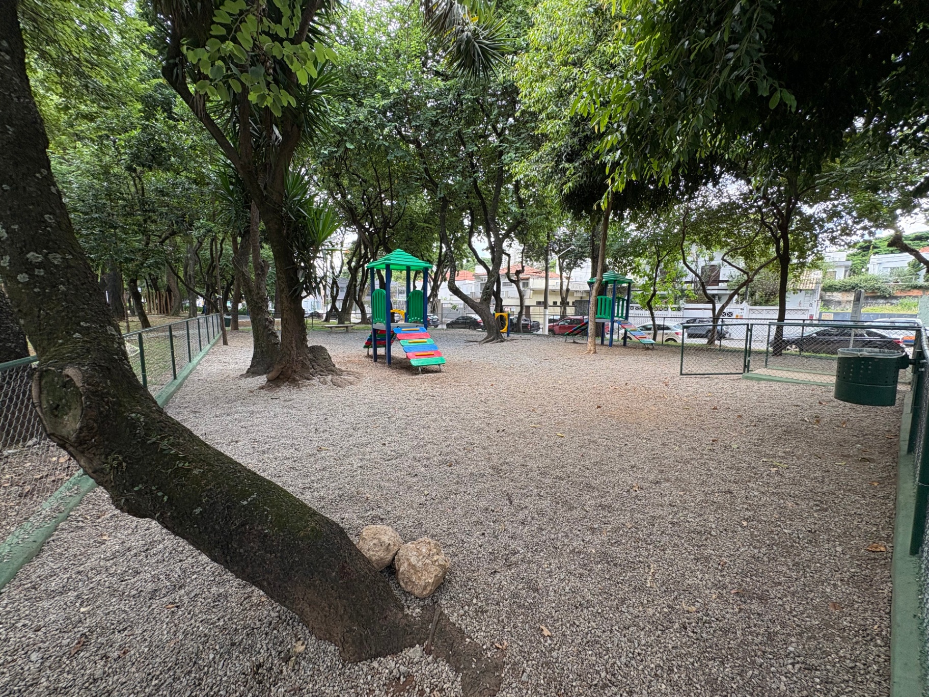 Fotos da Praça David Nasser: pump track, playground, cachorródromo, mesas de jogos, academia ao ar livre e caminhos arborizados