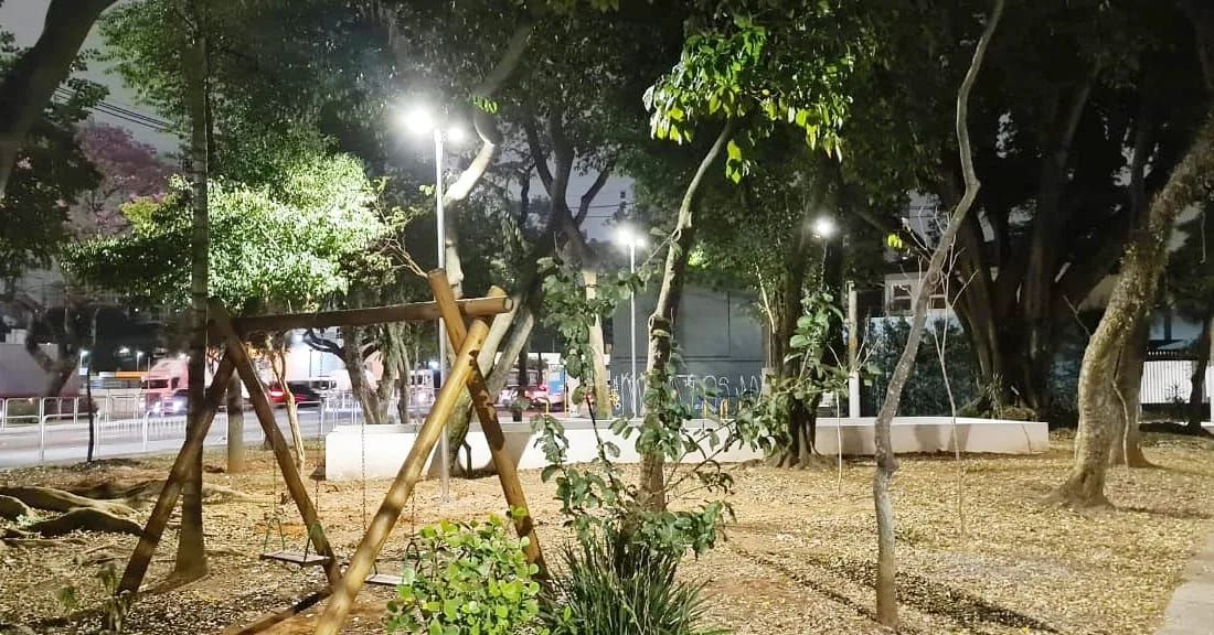 Praça Profª Astrogilda de Abreu Sevilha iluminada