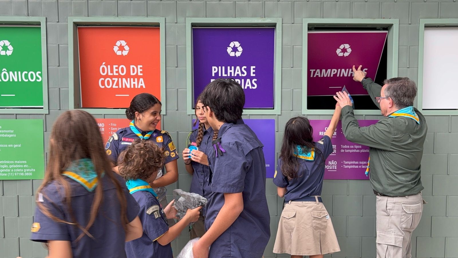Moradores participando de uma ação de reciclagem