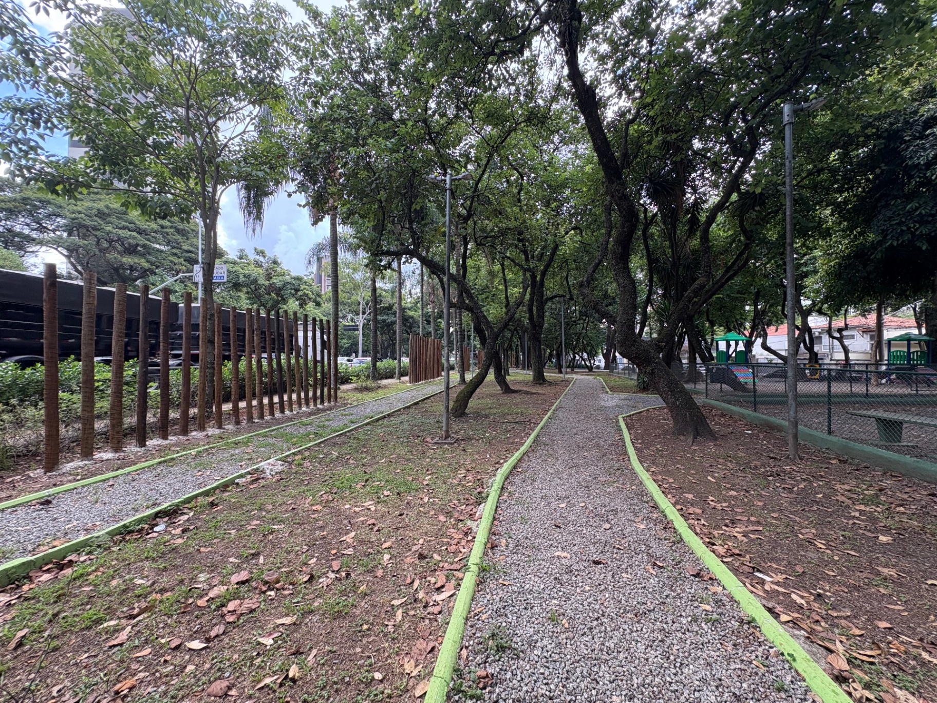 Fotos da Praça David Nasser: pump track, playground, cachorródromo, mesas de jogos, academia ao ar livre e caminhos arborizados