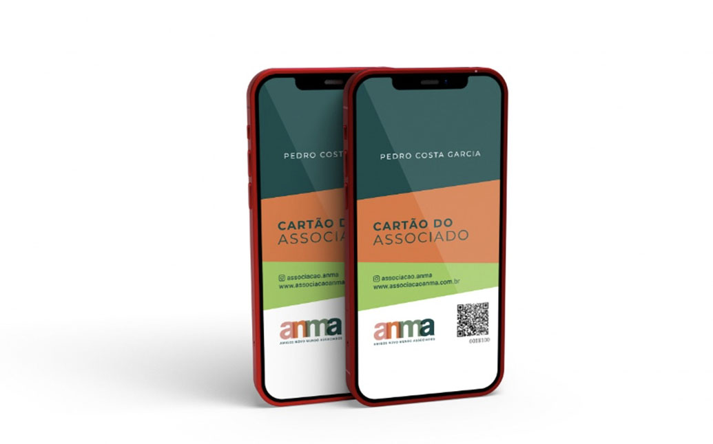 Cartão do associado da ANMA exibido em dois celulares: nome do associado, Instagram e site da associação, logo da ANMA e código QR com o número do associado