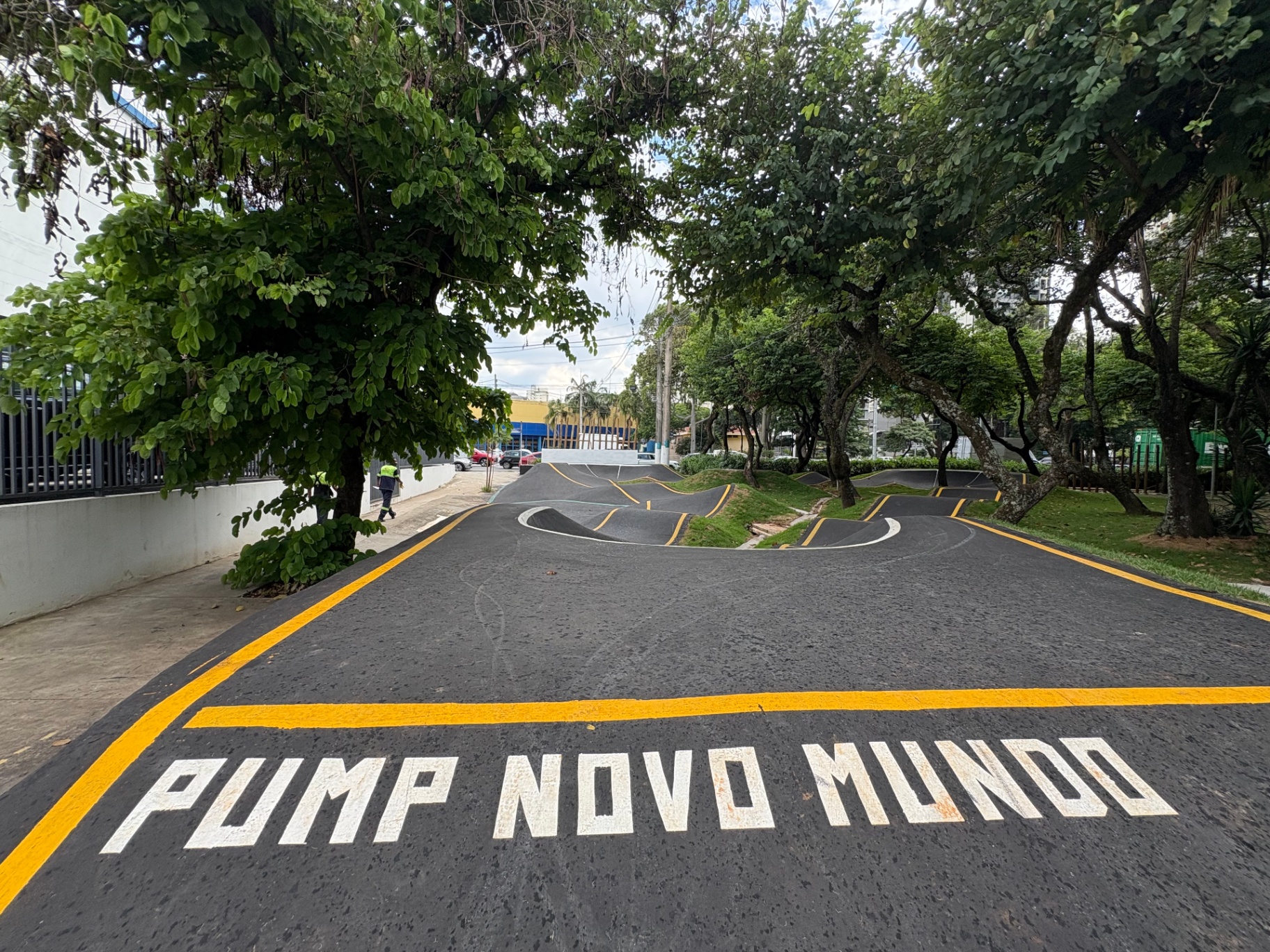 Largada da pista de pump track da Praça David Nasser, com o nome PUMP NOVO MUNDO pintado no asfalto
