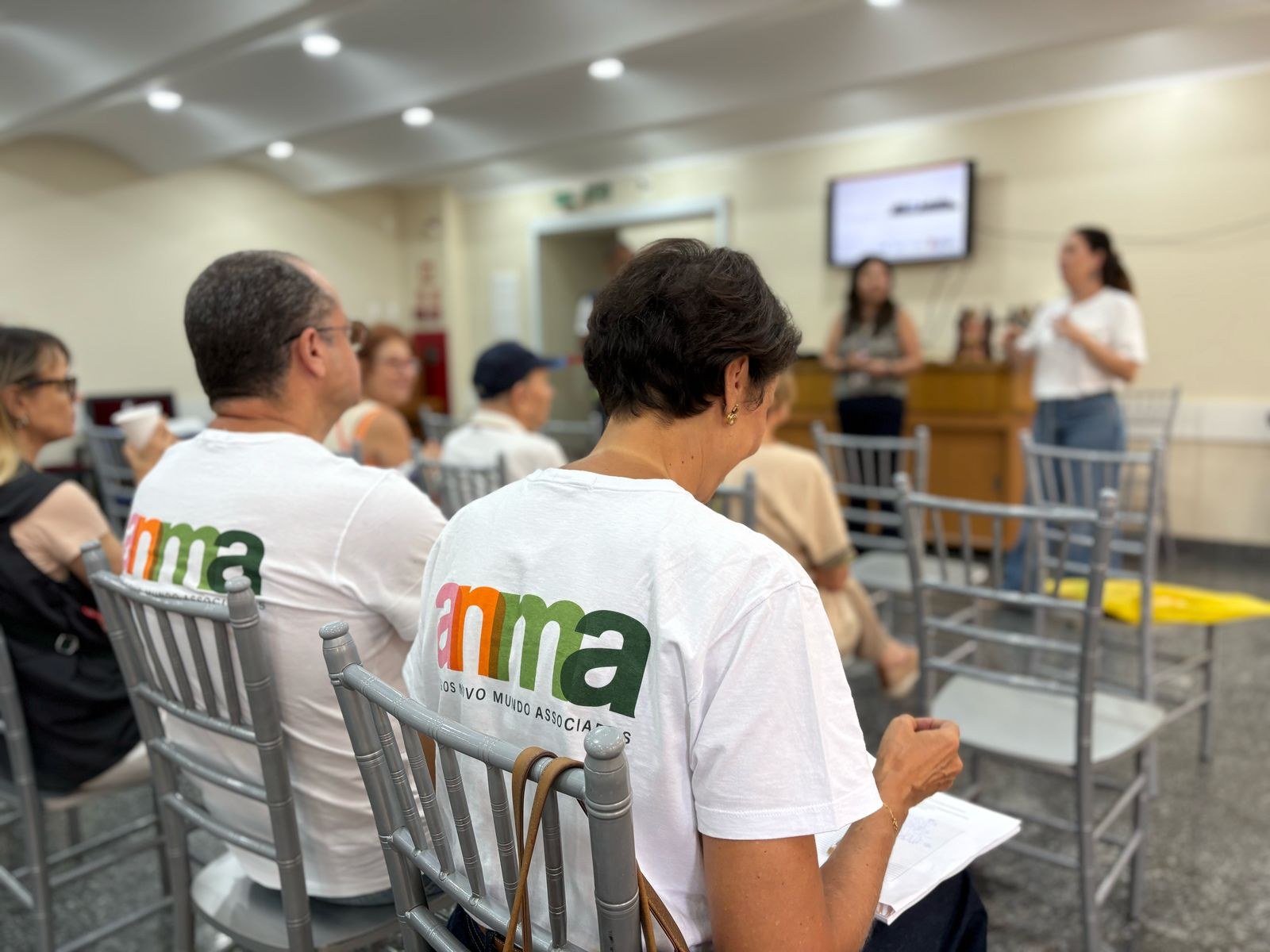Integrantes da ANMA reunidos com a comunidade