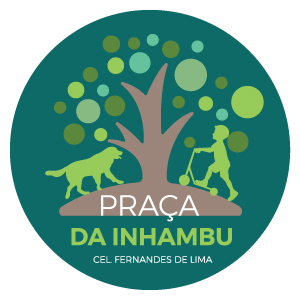 Emblema da Praça da Inhambu, Cel. Fernandes de Lima: uma árvore entre uma criança de patinete e um cão