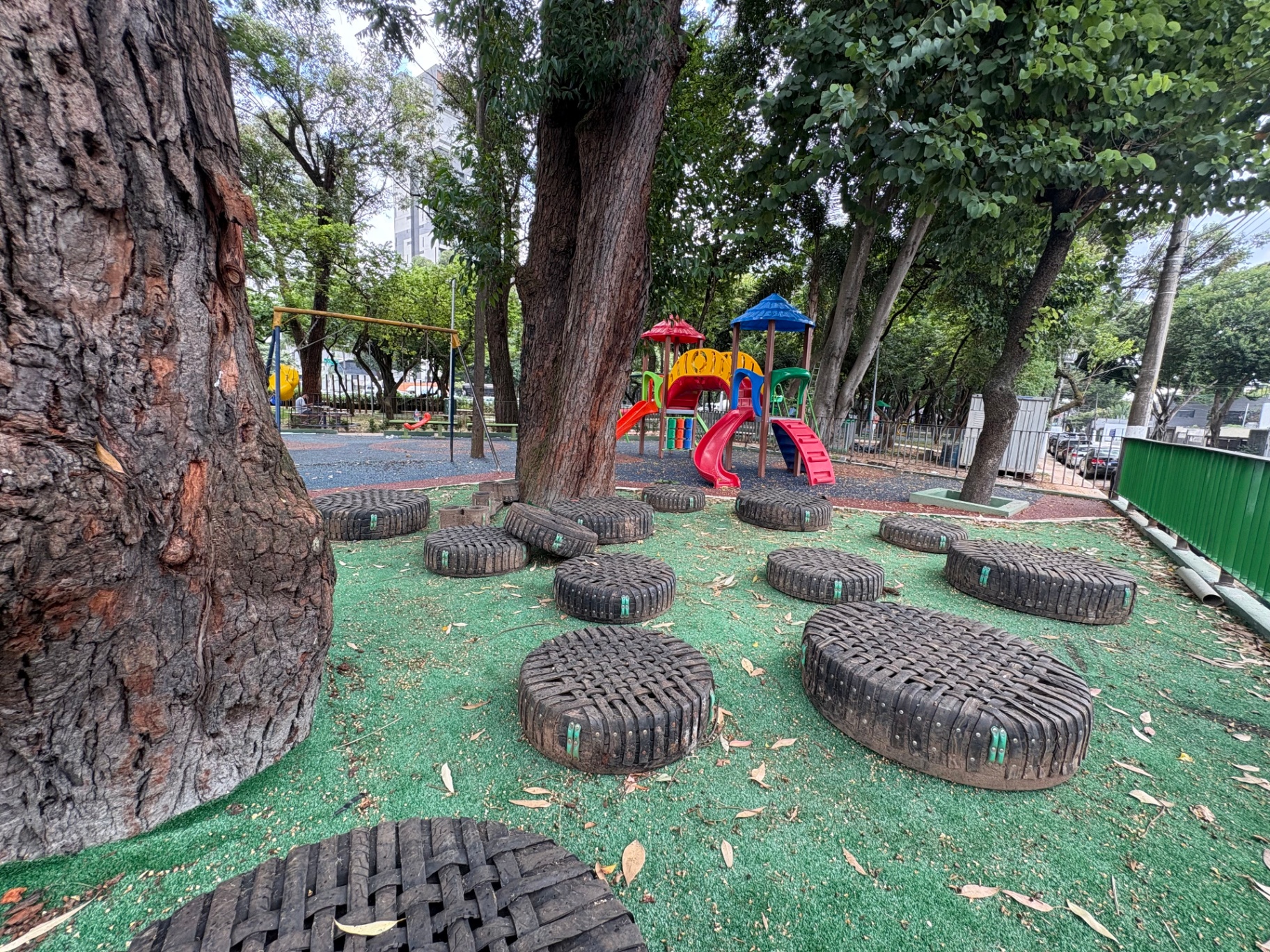 Fotos da Praça David Nasser: pump track, playground, cachorródromo, mesas de jogos, academia ao ar livre e caminhos arborizados